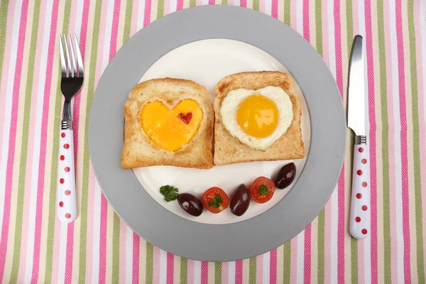 Scrambled eggs with bread on plate, on color napkin — Stock Photo, Image