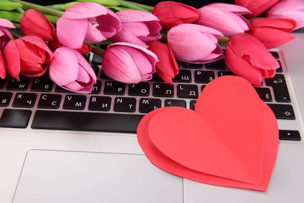 Rote Herzen und Blumen auf der Computertastatur aus nächster Nähe — Stockfoto