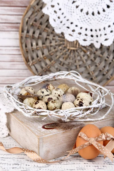 Schöne Osterkomposition auf Holztisch — Stockfoto