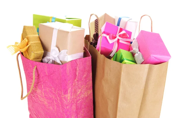 Présents dans des sacs en papier isolés sur blanc — Photo