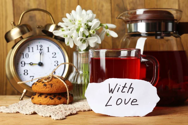 Lekkere kruiden thee en koekjes op houten tafel — Stockfoto