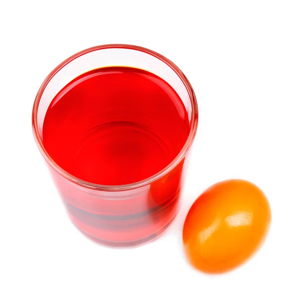 Szkło farbą do wielkanocnych jaj oraz jaj, na białym tle — Zdjęcie stockowe