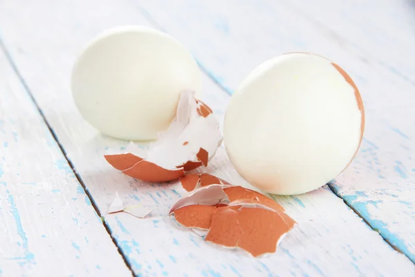 Huevo cocido pelado sobre fondo de madera — Foto de Stock