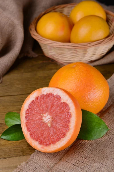 Rijp grapefruit op tafel close-up — Stockfoto