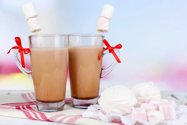 Varm choklad med marshmallows, på ljus bakgrund — Stockfoto