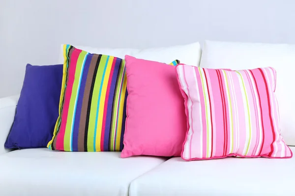 Sofá branco com travesseiros coloridos no quarto — Fotografia de Stock