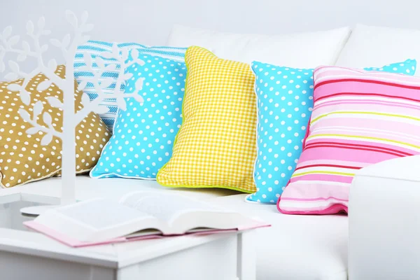 Sofá blanco con almohadas de colores en la habitación — Foto de Stock