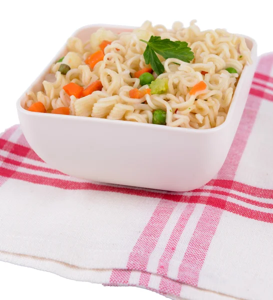 Νόστιμο στιγμιαία noodles με λαχανικά σε μπολ σε κοντινό πλάνο του πίνακα — Φωτογραφία Αρχείου