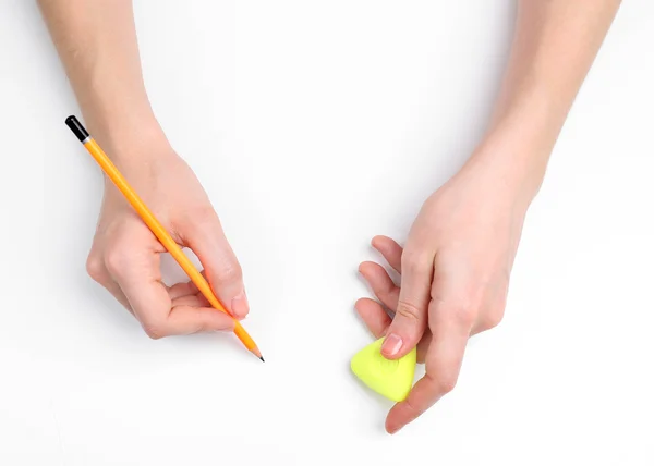 Человеческие руки с карандашом и стереть резину, изолированные на белом — стоковое фото