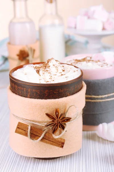 Caneca de bebida quente decorada em feltro na mesa de madeira — Fotografia de Stock
