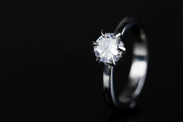 Schöner Diamantring auf grauem Hintergrund — Stockfoto