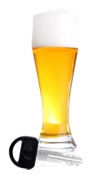 Composição com chave de carro e copo de cerveja, isolado em branco — Fotografia de Stock