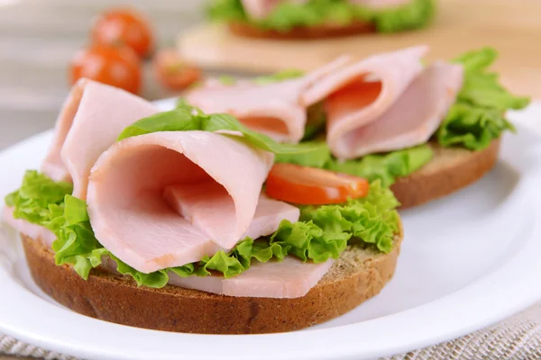 Salatalı ve jambonlu lezzetli sandviçler. — Stok fotoğraf