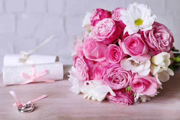 Beautiful wedding still life with bouquet on grey wall background — Stock Photo, Image