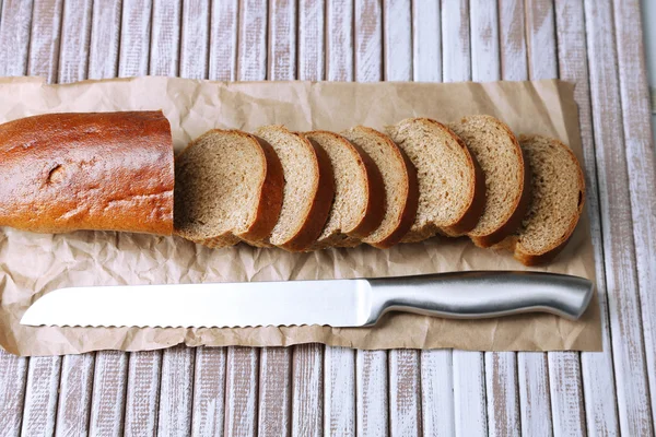 Fette di pane su tavola di legno, primo piano — Foto Stock