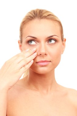 Güzel kadının yüzünde beyaz arka plan yakın çekim