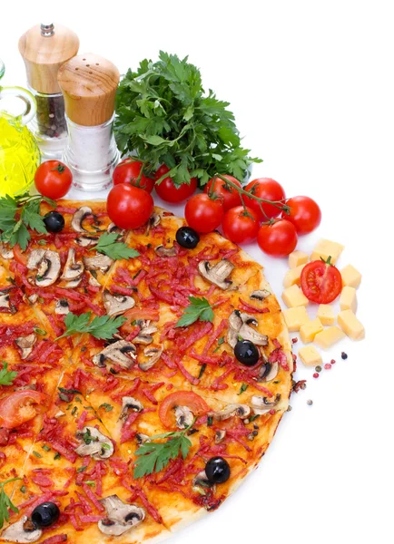 Deliziosa pizza e verdure isolate sul merluzzo — Foto Stock