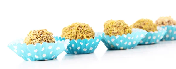 Conjunto de bombones de chocolate, aislados en blanco — Foto de Stock