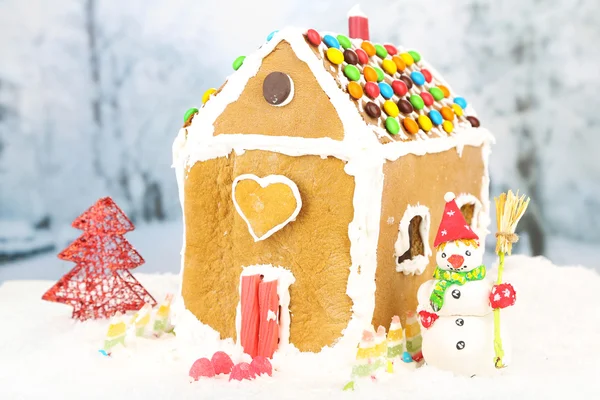 Lebkuchenhaus auf hellem Hintergrund — Stockfoto