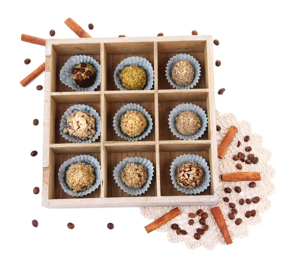 Dulces de chocolate en caja de madera aislada en blanco — Foto de Stock