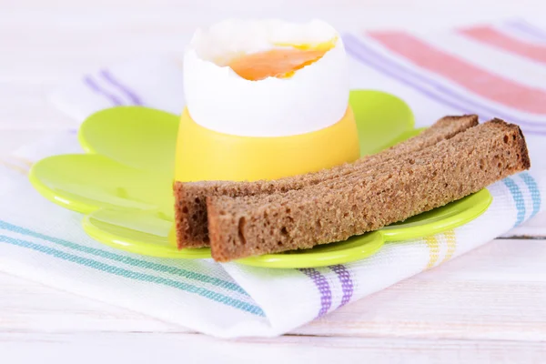 Gekochtes Ei im Eierbecher auf dem Tisch in Großaufnahme — Stockfoto