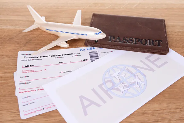 Billetes de avión con pasaporte en primer plano —  Fotos de Stock