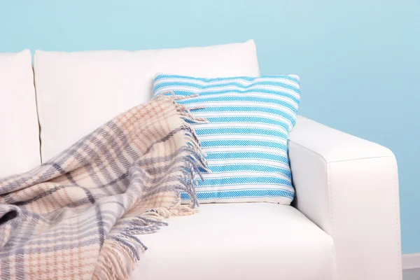 Bliska biały sofa w pokoju na niebieskim tle — Zdjęcie stockowe