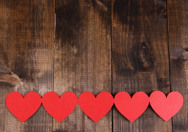 Papper hjärtan på trä bakgrund — Stockfoto