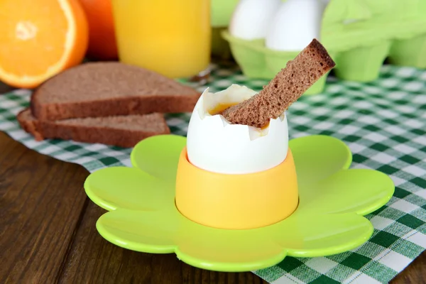 Jajko na twardo jajko Cup na stół szczegół — Zdjęcie stockowe