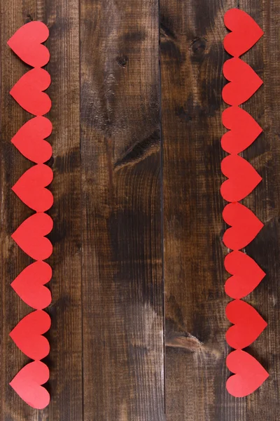 木制背景的纸心 — 图库照片
