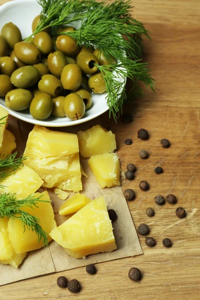 Ser parmezan, świeże zioła i oliwki na drewniane tła — Zdjęcie stockowe
