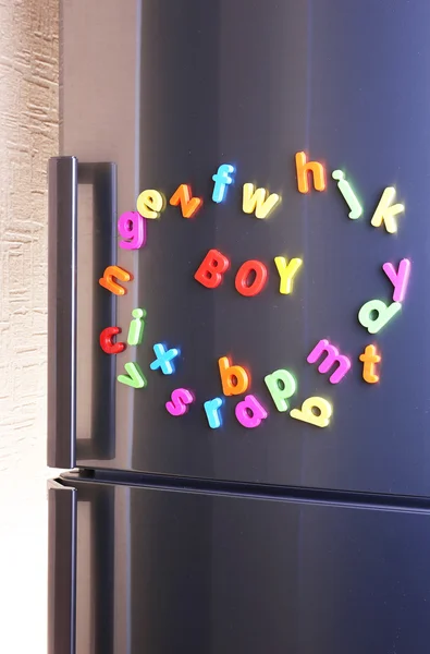 Word Boy deletreado usando letras magnéticas de colores en el refrigerador — Foto de Stock