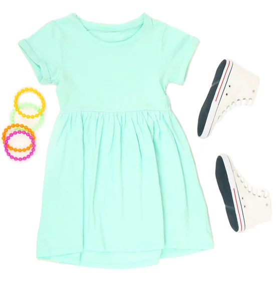 Платье и туфли для маленькой девочки, изолированные на белом — стоковое фото