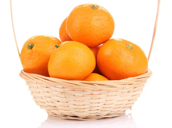 Mandarinas dulces maduras en canasta de mimbre, aisladas en blanco —  Fotos de Stock
