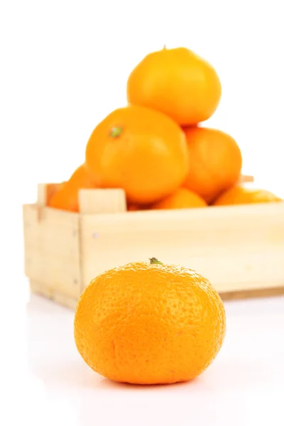 Mandarinas dulces maduras en caja de madera, aisladas en blanco —  Fotos de Stock