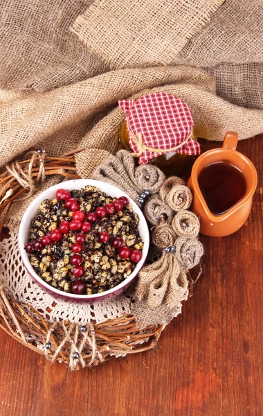 Cuenco con kutia - tradicional comida dulce de Navidad en Ucrania, Bielorrusia y Polonia, sobre fondo de madera — Foto de Stock