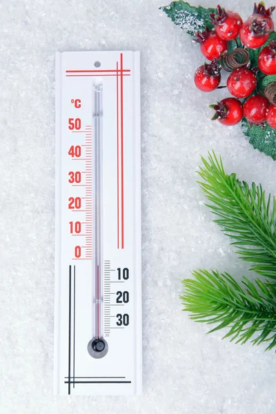 Thermometer im Schnee aus nächster Nähe — Stockfoto