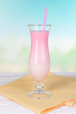 tablo üzerinde açık mavi renkli muzlu süt