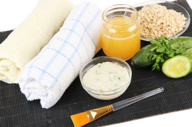 Bambu mat, üzerinde beyaz izole doğal maddeler ile ev yapımı yüz maskeleri