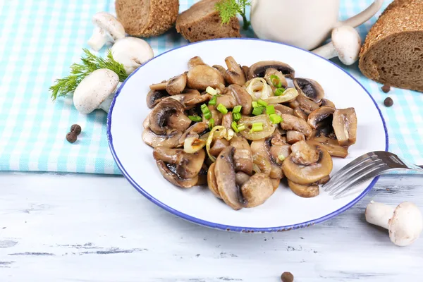 Deliziosi funghi fritti sul piatto sul tavolo primo piano — Foto Stock
