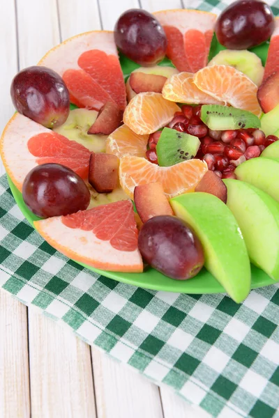 Fruits frais sucrés sur assiette sur table close-up — Photo