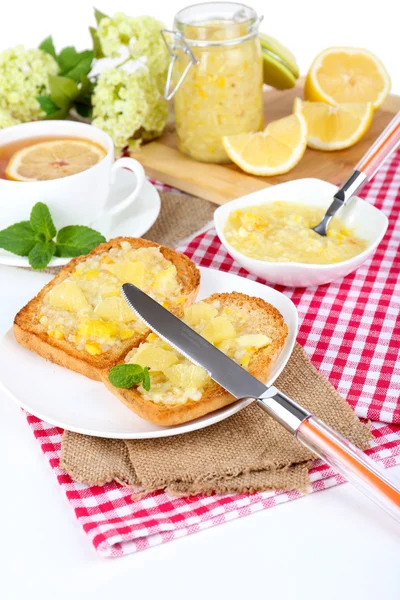 Heerlijke toast met citroen jam op plaat op tabel close-up — Stockfoto