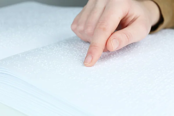 Mujer ciega leer libro escrito en Braille —  Fotos de Stock