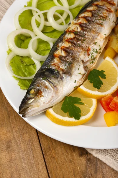 Delicious grilled fish on plate on table close-up — Stock Photo, Image