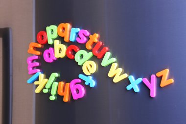 buzdolabı üzerinde renkli mıknatıslı harfler