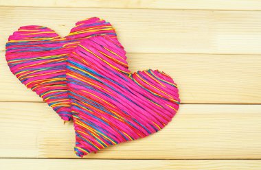 Ahşap arka planda dekoratif kalp