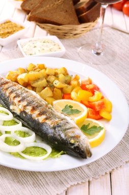 Nefis ızgara balık plaka üzerinde tablo yakın çekim