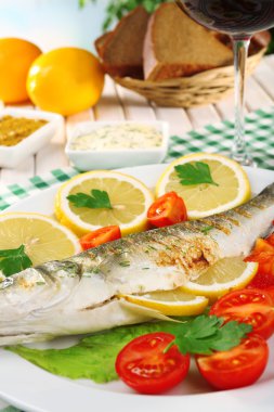 Nefis ızgara balık plaka üzerinde tablo yakın çekim