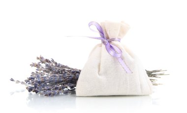 Tekstil poşet çantası ile üzerine beyaz izole kurutulmuş lavanta çiçekleri