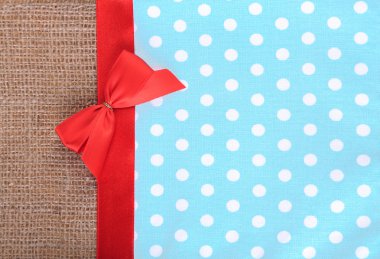 çul renkli şerit ve pruva renk kumaş zemin üzerine